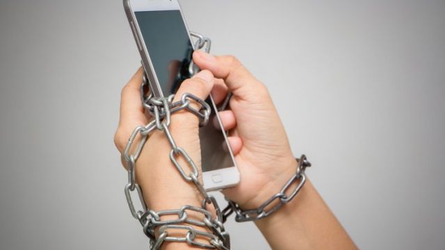 Symptoms of Phone Addiction & Ways to Use Less